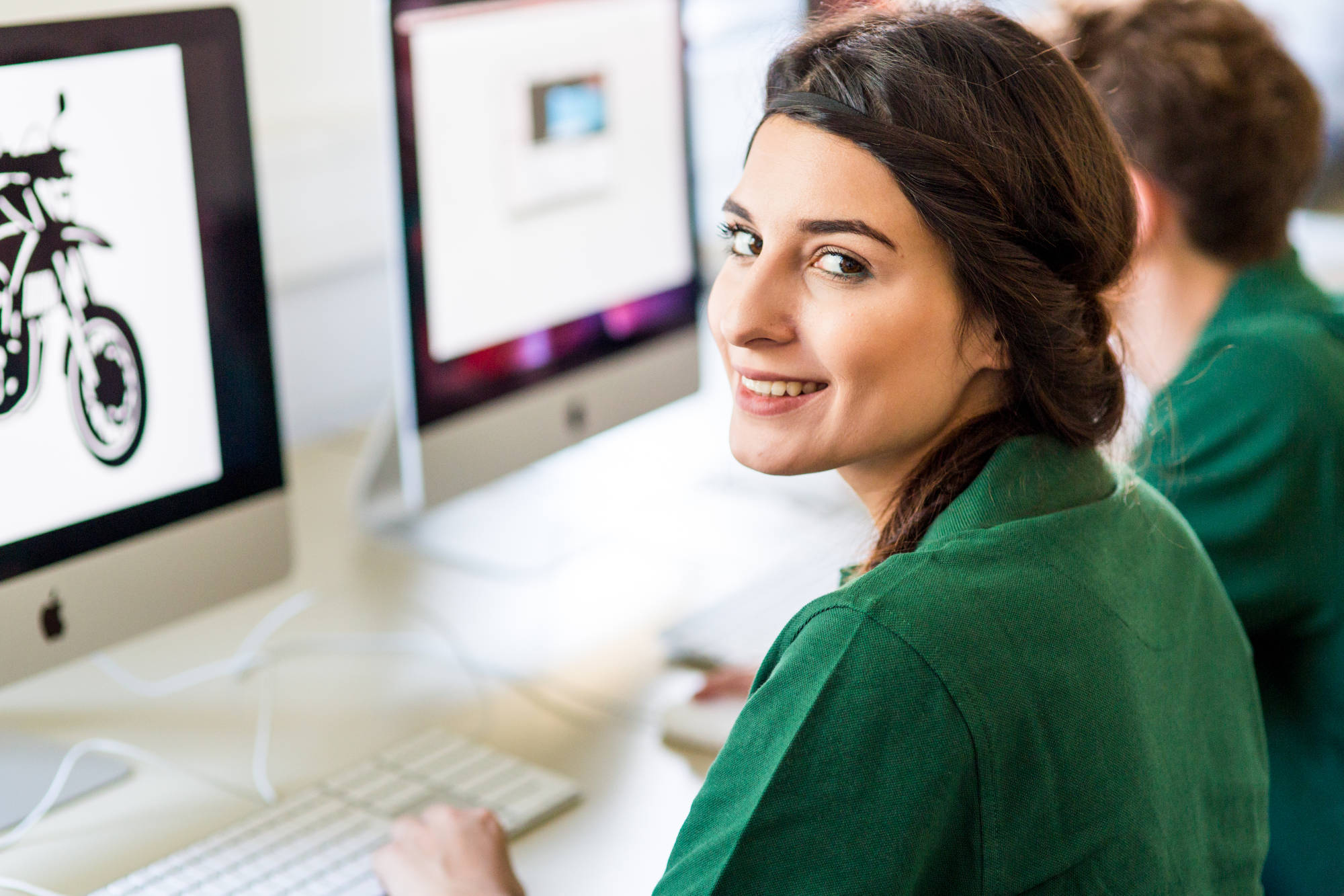 Glaserin am PC • Bundesinnungsverband des Glaserhandwerks
